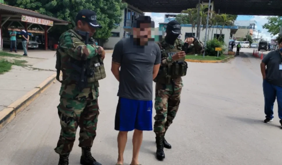 Preso na Bolívia por matar esposa no Sertão de Alagoas, Leandro Barros chega a Maceió