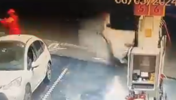 [Vídeo] Jogador argentino alcoolizado invade posto e bate carro em bomba de combustível