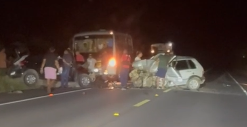 [Vídeos] Colisão entre carros é registrada na BR-316, em Estrela de Alagoas