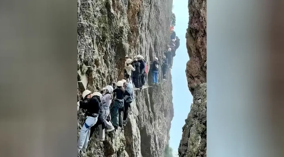 Após erro de empresa, alpinistas chineses ficam presos por mais de uma hora em penhasco
