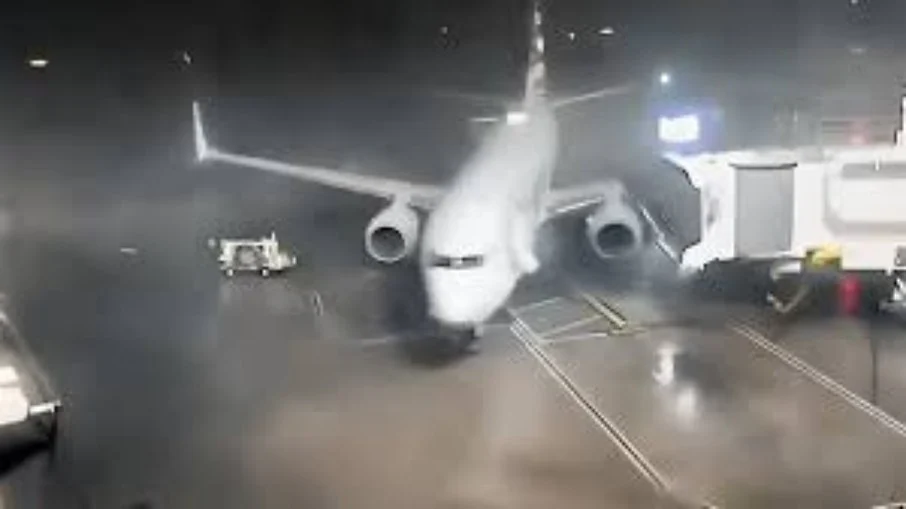 [Vídeo] Avião estacionado é arrastado por rajada de vento em aeroporto do Texas, nos EUA