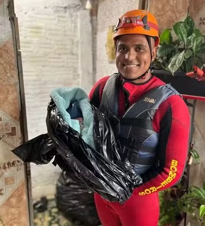 [Vídeo] Bombeiros resgatam mãe e bebê de 20 dias que estavam ilhados em casa, no RS