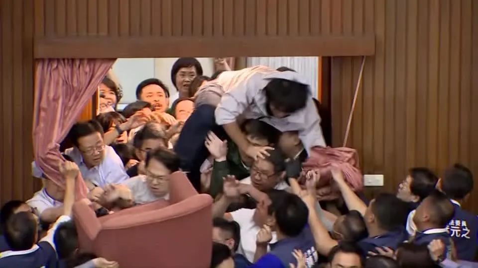 [Vídeo] Roubo de documento e um ferido: confusão generalizada é registrada no Parlamento de Taiwan