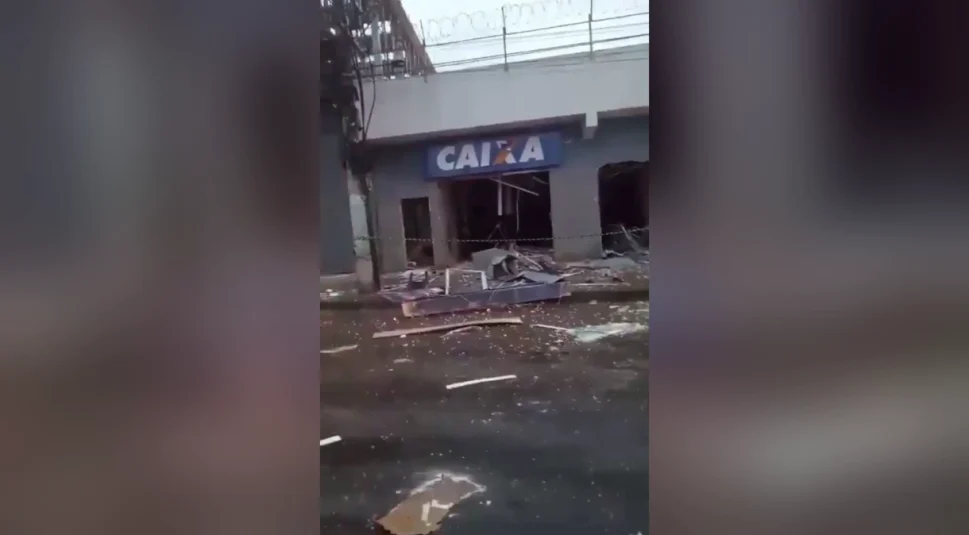 [Vídeo] Agência da Caixa é explodida e suspeitos fogem, em cidade do RJ
