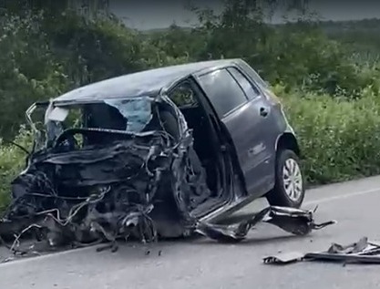 [Vídeo] Colisão entre carro e caminhão causa morte de fisioterapeuta, em Delmiro Gouveia