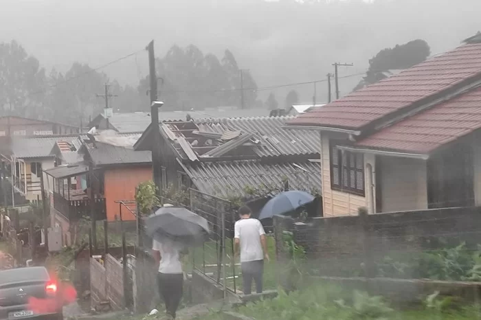 [Vídeo] Tornado danifica 57 casas da cidade gaúcha de Cambará do Sul