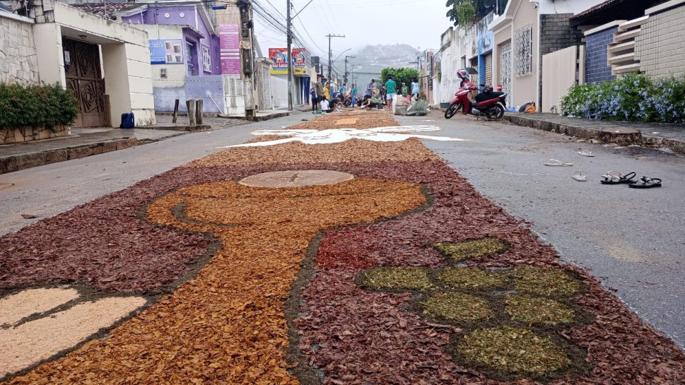 [Áudio] “Obra de serviço ao Senhor”: entrevistados falam sobre confecção dos tapetes para Corpus Christi em Palmeira dos Índios