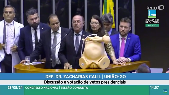 [Vídeo] Deputado mostra como ocorre assassinato intrauterino por assistolia fetal, em ato contra decisão do STF