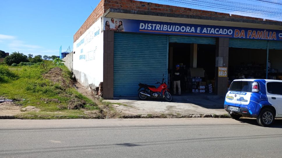 [Áudio e vídeo] Problema de escoamento prejudica estabelecimento comercial e empresário faz apelo às autoridades públicas