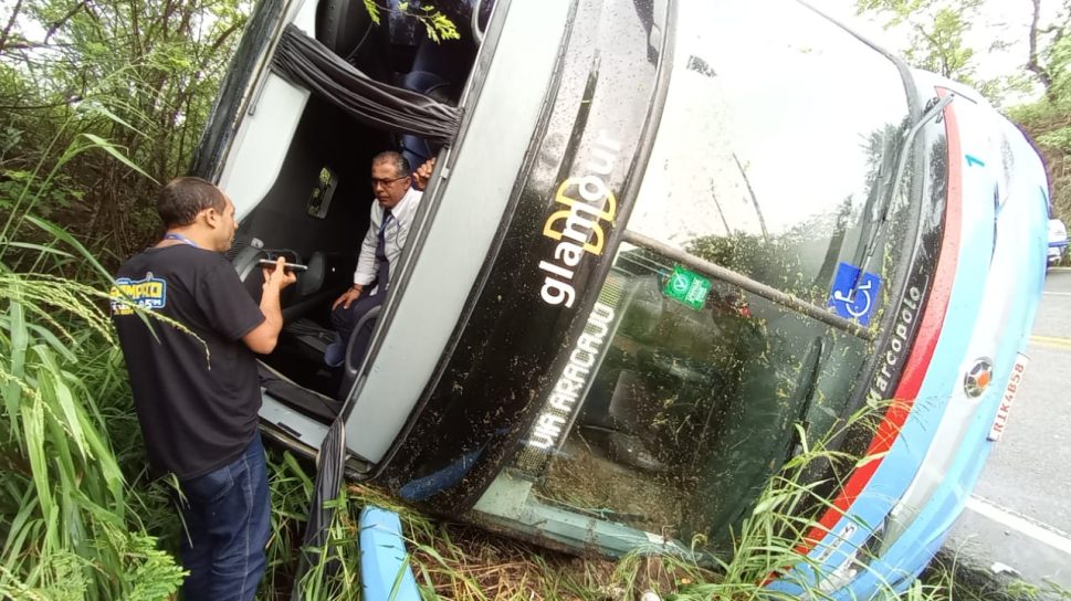 [Áudio e vídeo] Motorista que estava no ônibus que tombou na Serra das Espias concede entrevista à Rádio Sampaio