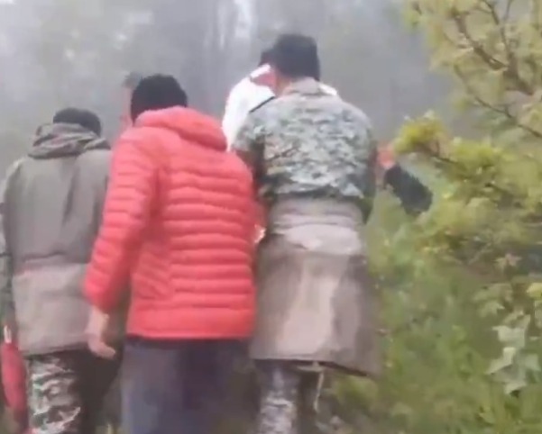 Vídeo mostra equipes de resgate retirando corpos de autoridades iranianas após queda de helicóptero
