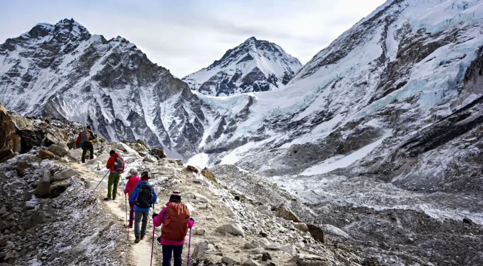 Alpinista queniano morre e guia desaparece durante escalada ao Everest