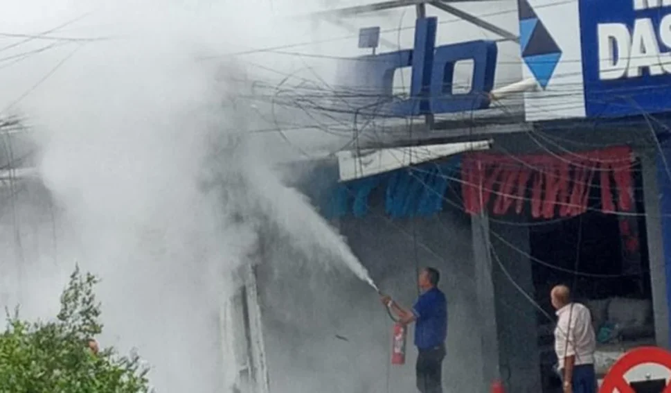 Incêndio é registrado em caixa de fiação de internet, no Centro de Arapiraca