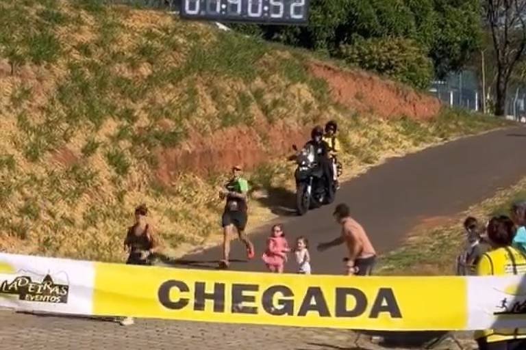 Vídeo de crianças invadindo pista de maratona para abraçar a mãe viraliza nas redes sociais