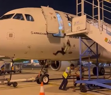 [Vídeo] Funcionário de companhia aérea cai de avião parado em aeroporto da Indonésia