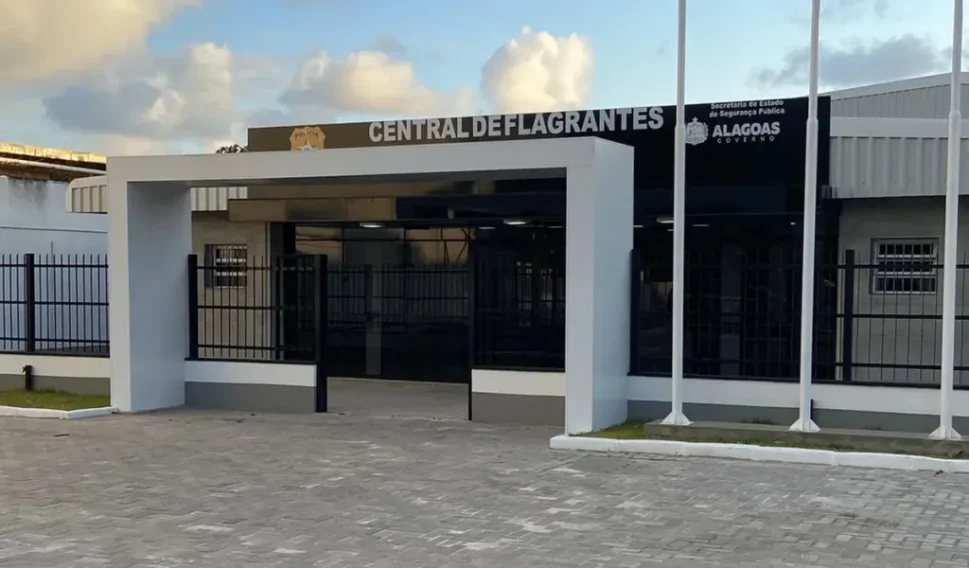 Em Maceió, mãe é presa após deixar filhos dormindo em uma casa suja de fezes