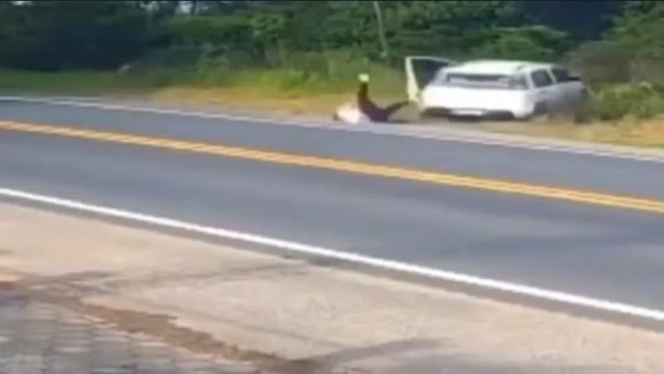 Motorista e passageiro saem de carro em movimento antes dele cair em ribanceira, em SC
