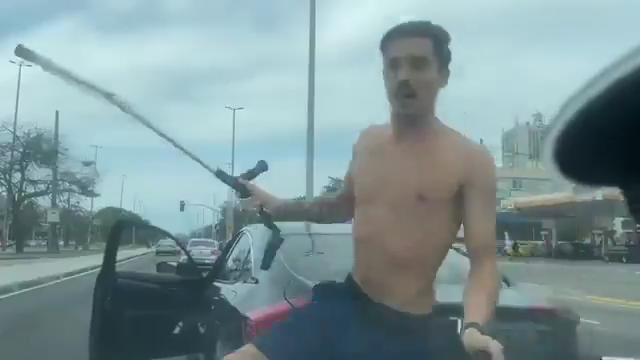 [Vídeo] Motorista por aplicativo é agredido com muleta durante discussão de trânsito
