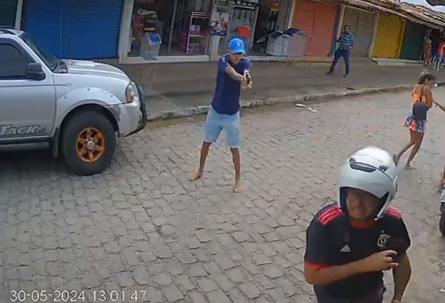 [Vídeo] Homem é alvejado com seis tiros e vai a óbito, próximo ao Mercado Público de Maceió