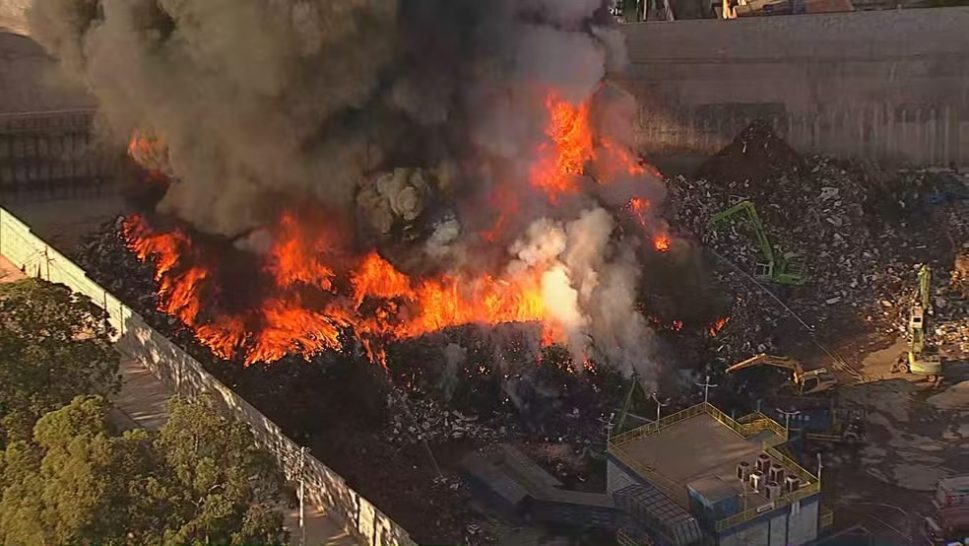 [Vídeo] Incêndio de grandes proporções atinge galpão, na capital paulista