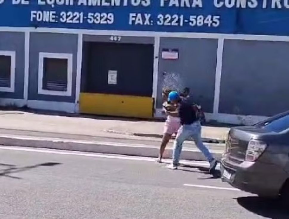 [Vídeo] Homem agride mulher com garrafa de vidro após acidente de trânsito, em Maceió