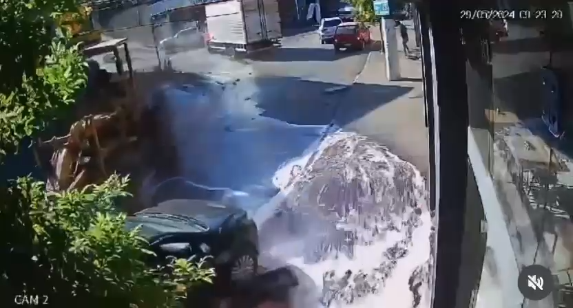 [Vídeo] Motoniveladora desgovernada atinge bomba de combustível e carro, em cidade mineira