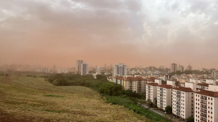 [Vídeo] Céu de Ribeirão Preto é tomado por nuvens de poeira