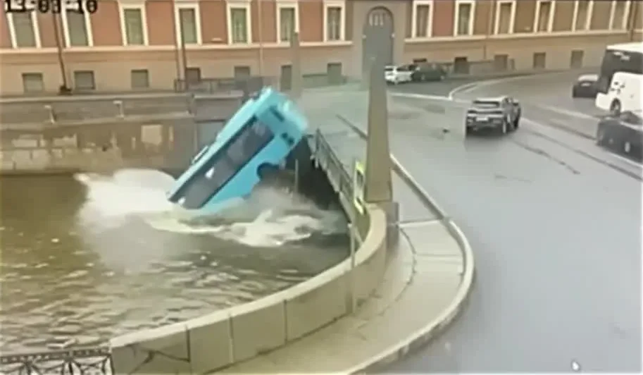 [Vídeo] Ônibus cai de ponte e três pessoas morrem, em São Petersburgo, na Rússia