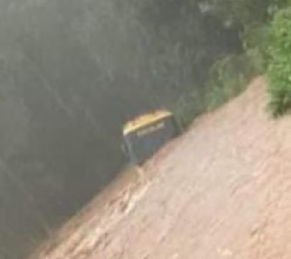 Motorista tira crianças de ônibus escolar antes do veículo ficar parcialmente submerso