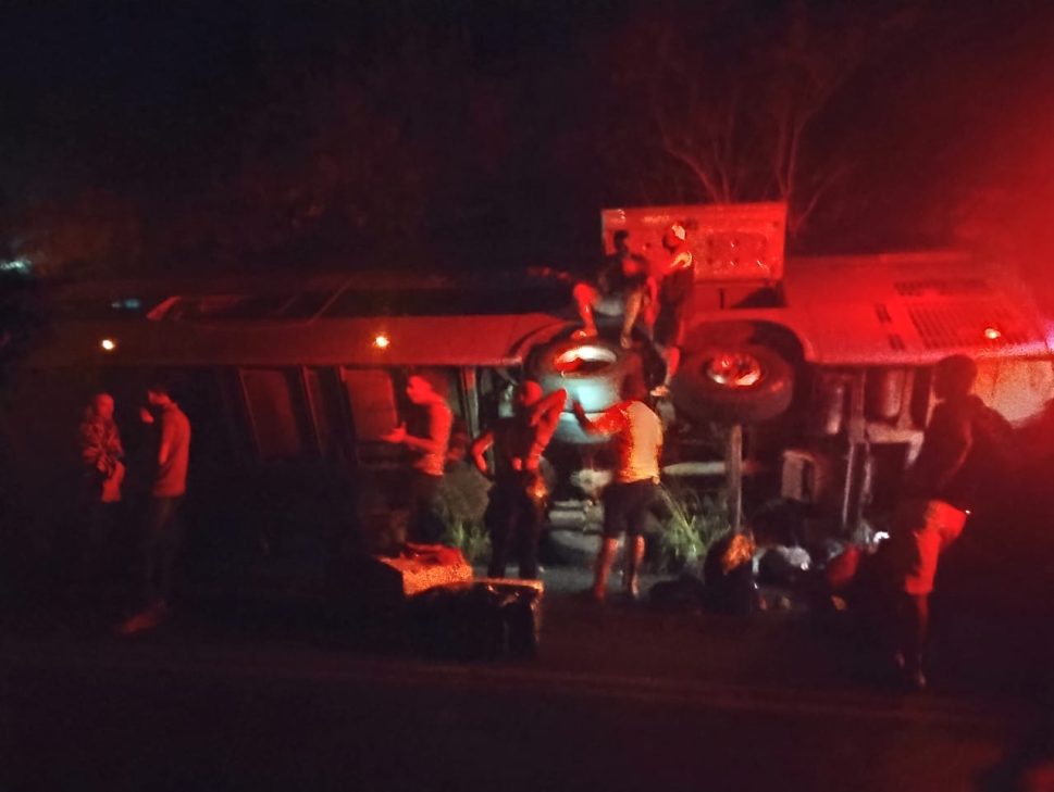 [Vídeo] Ônibus com cerca de 30 pessoas tomba na Serra das Espias, em Palmeira dos Índios