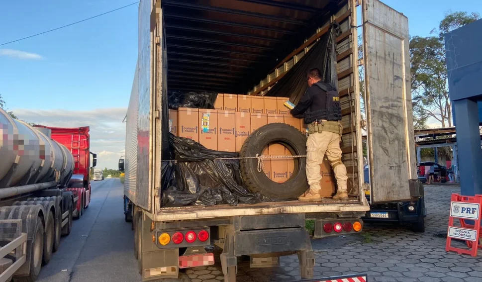 PRF e Canil do 3° BPM apreendem 600 caixas de cigarros e 93 equipamentos eletrônicos em São Sebastião