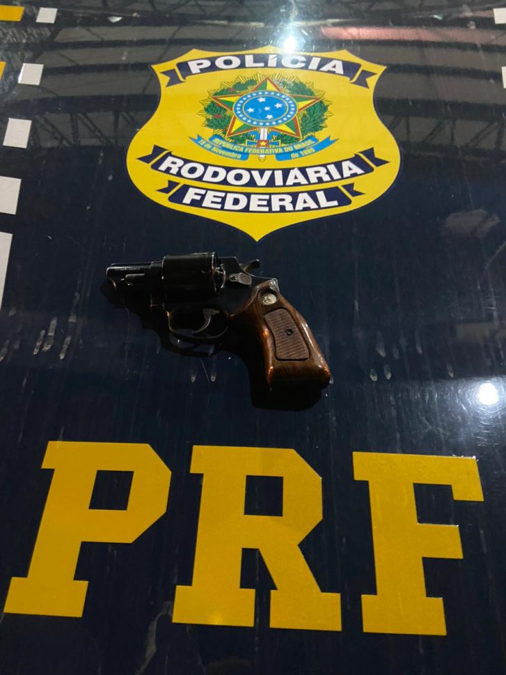 Homem é preso após agentes da PRF encontrarem revólver dentro de veículo, em Carié