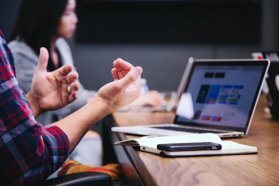 Semana com 4 dias de trabalho resulta em mais produtividade e menos estresse e desgaste, apontam testes