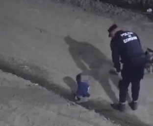 [Vídeo] Bebê de um ano foge engatinhando e é encontrado a cerca de 70 metros de casa, na Argentina