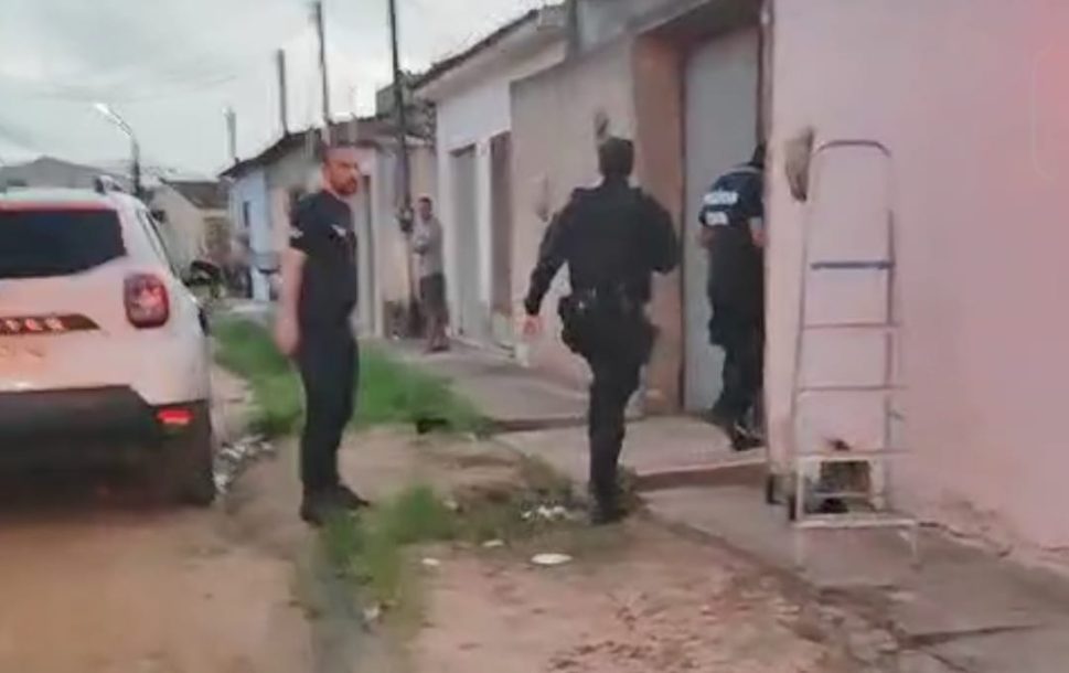 [Vídeo] Suspeito de homicídio em SP e de agredir a própria mãe é preso em Arapiraca
