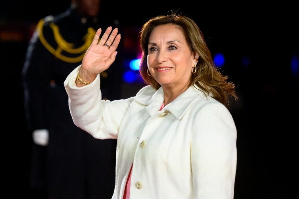 Presidente do Peru é acusada de se afastar do cargo sem avisar para realizar procedimentos estéticos