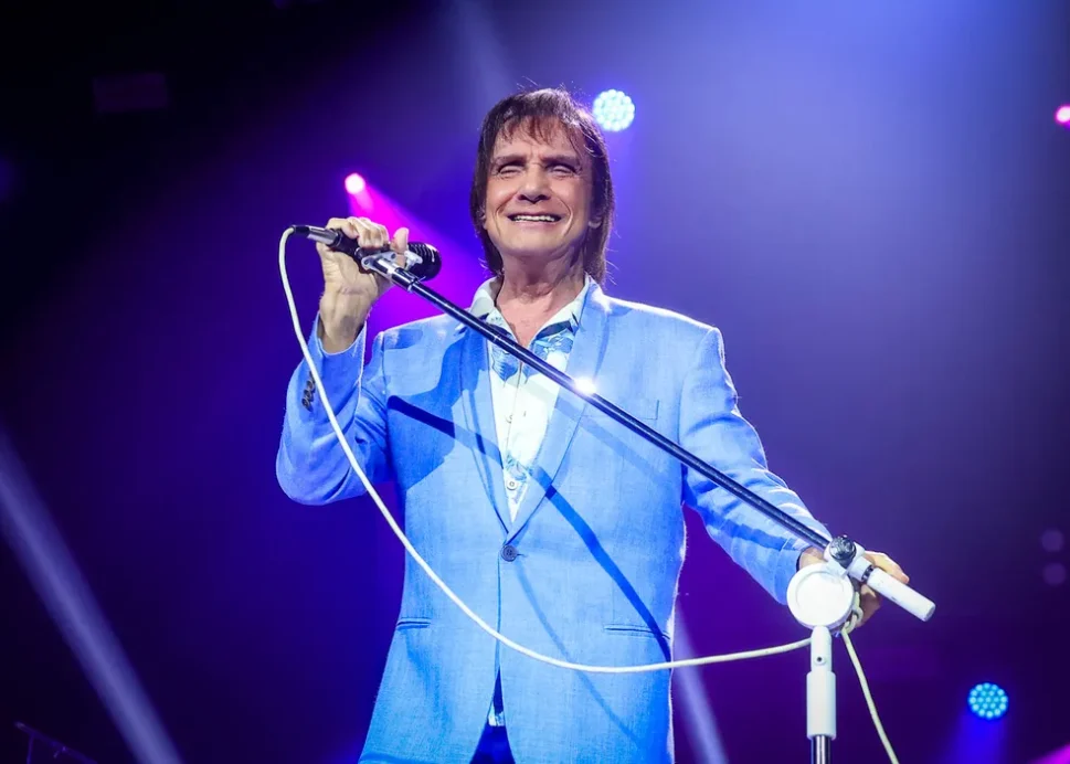 Roberto Carlos doa R$ 200 mil a vítimas de enchente no RS e quer fazer show especial