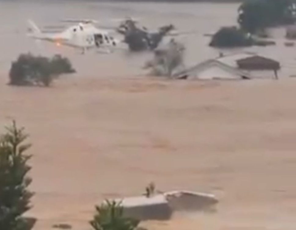 [Vídeo] Casa desaba e é levada pelas águas durante resgate de helicóptero, no RS
