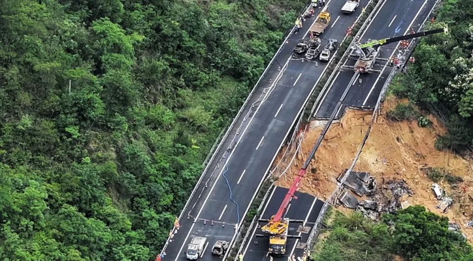 Rodovia desmorona e 19 pessoas morrem, na China