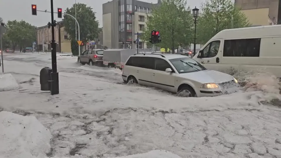 [Vídeo] Ruas de cidade polonesa ficam alagadas após tempestade de granizo
