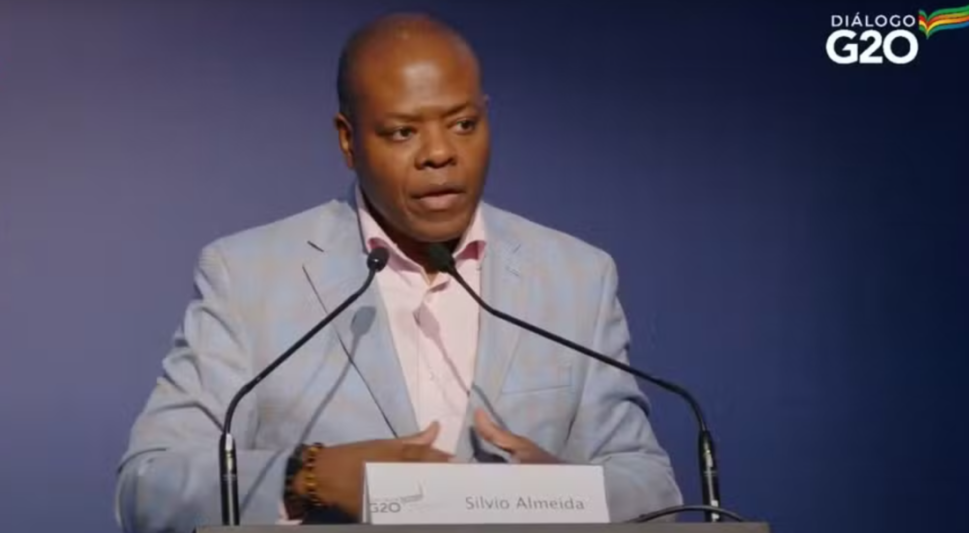“Sem regulação, redes sociais são ‘caos absoluto’ em que prospera ‘economia do ódio'”, diz ministro Silvio Almeida