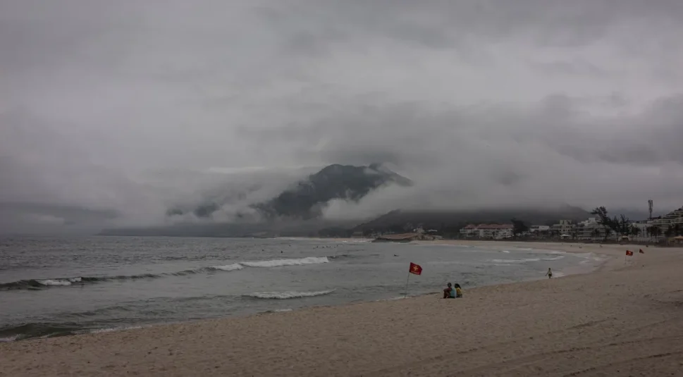 Ressaca marítima pode causar ondas de até três metros nas praias do RJ