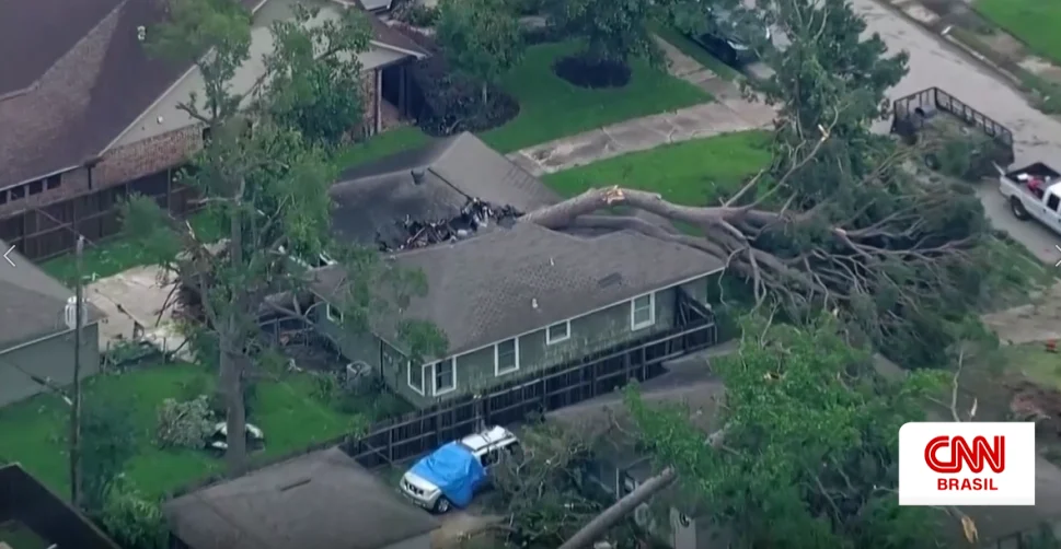Tempestade deixa rastro de destruição no Texas