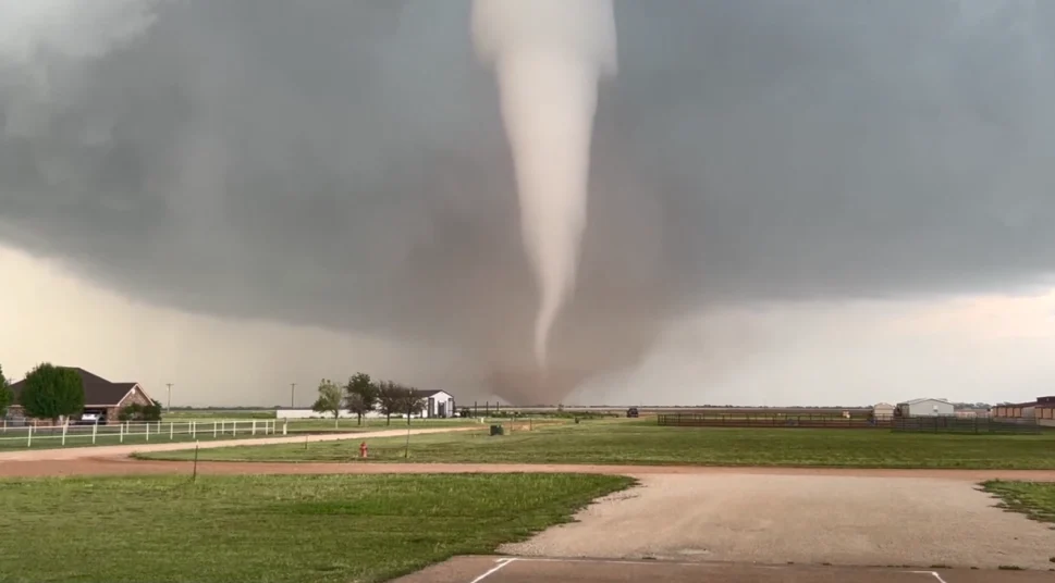 [Vídeo] Tornado atinge cidades americanas e cerca de 30 casas são destruídas