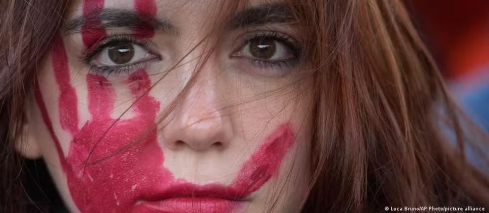 União Europeia adota lei de combate à violência contra mulheres