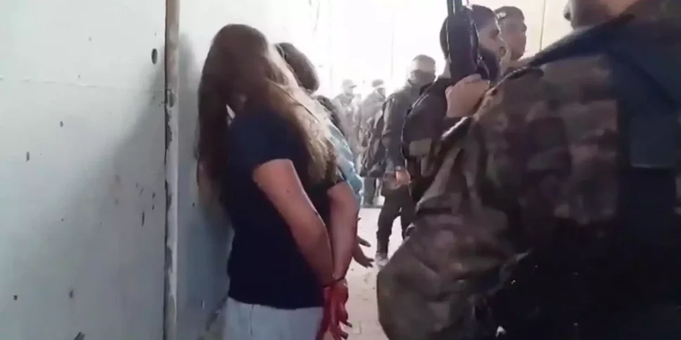 [Vídeo] Famílias de mulheres militares capturadas pelo Hamas autorizam divulgação de vídeo do sequestro