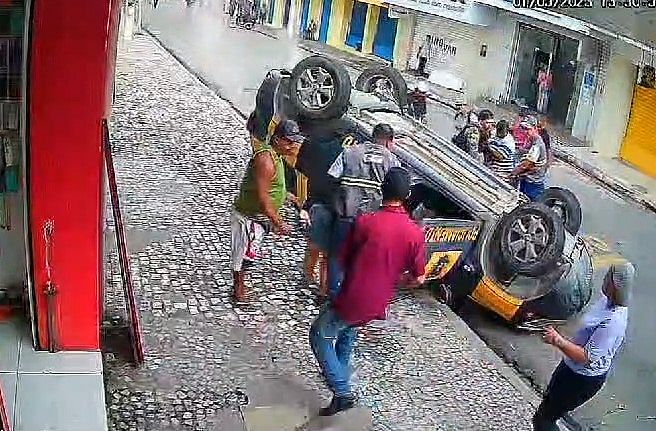[Vídeo] Viatura da SMTT capota durante perseguição, no Centro de Maceió