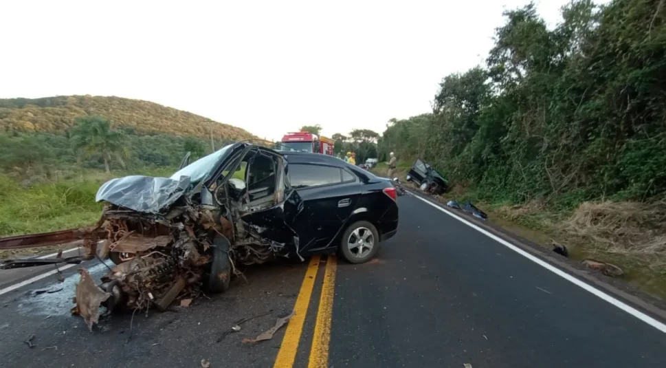 Acidente de carro causa mortes de bebê e adulto, em Santa Catarina