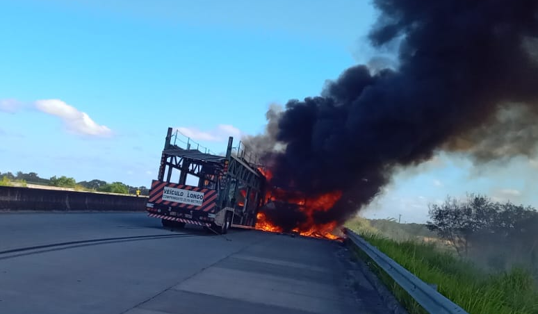 (Vídeo) Caminhões pegam fogo após colisão frontal na BR-101 em São Miguel dos Campos