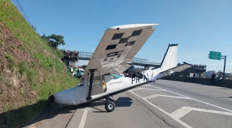 Avião de pequeno porte faz pouso de emergência em rodovia paulista